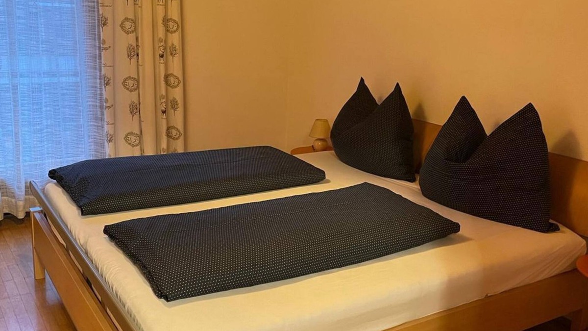 Klosterle Apartment | Room 5 - Double room, shower/toilet on the floor - Haus St. Martin