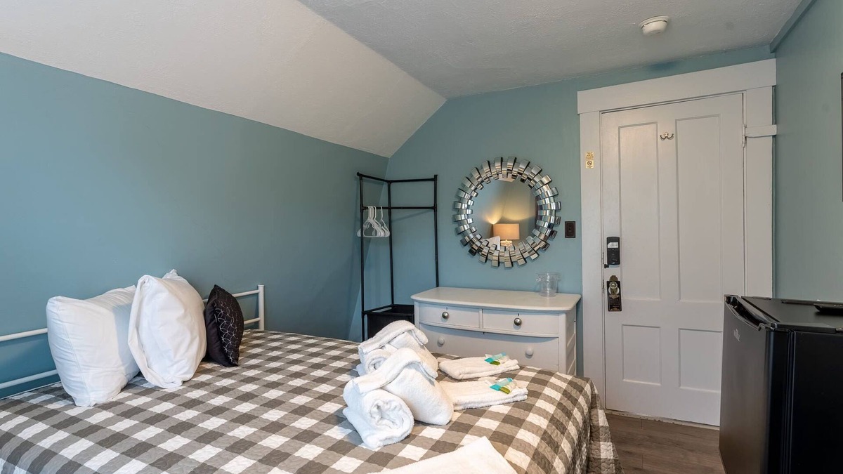 Weirs Beach House | Room 8 (3rd Floor and Shared Bathroom)