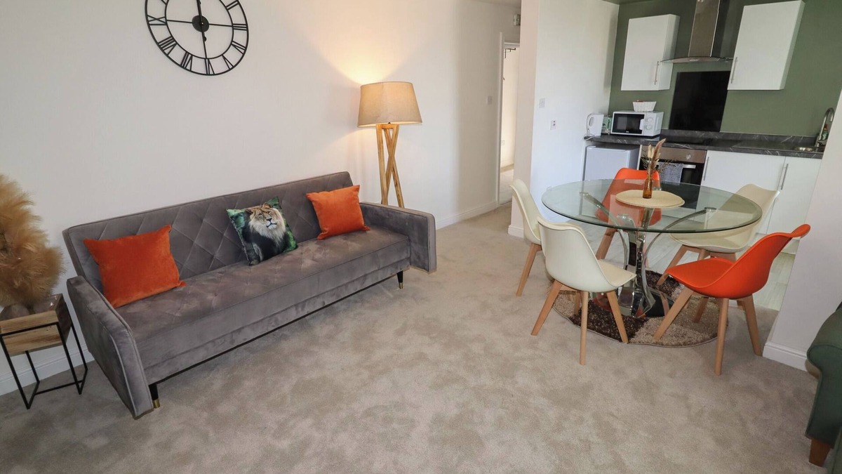 Blackpool Town Center Cottage | ROOM 8 LOFT SUITE THIRD FLOOR, country holiday cottage in Blackpool