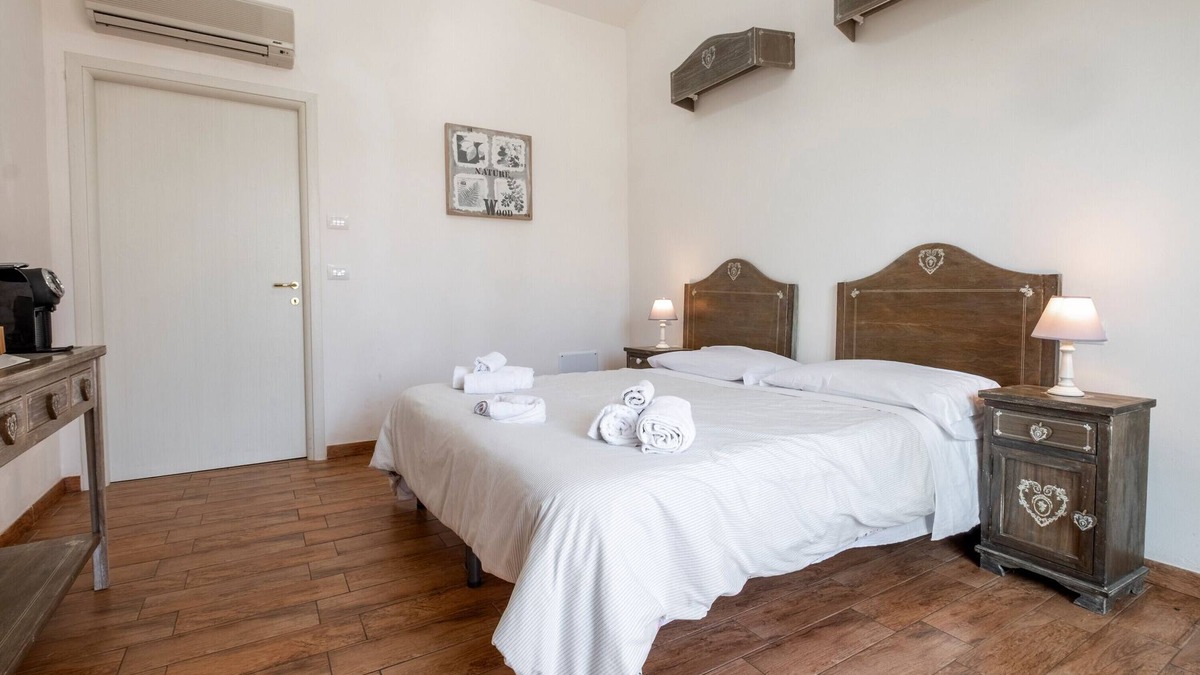 Manciano Apartment | Room 'Alloro' with Shared Pool, Wi-Fi and Air Conditioning
