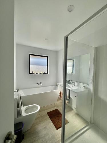 Waikuku House | Room and Private Bathroom in Woodend