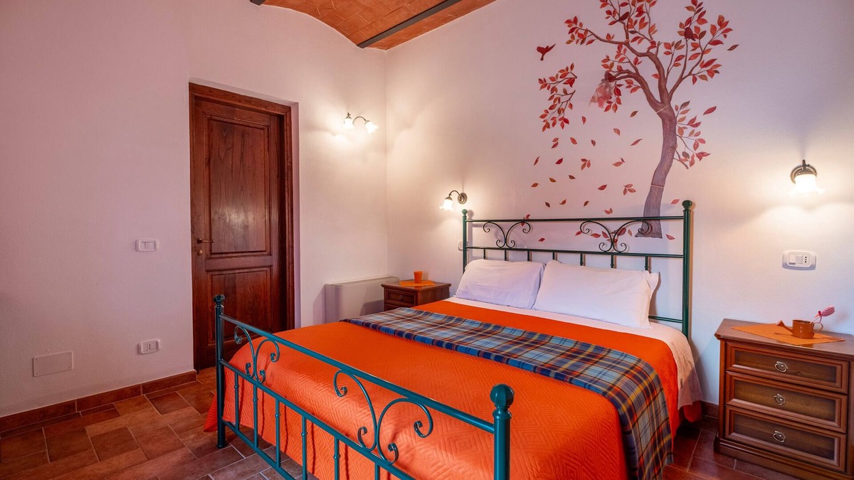 Catabbio Apartment | Room 'Arancione' with Shared Pool and Shared Garden