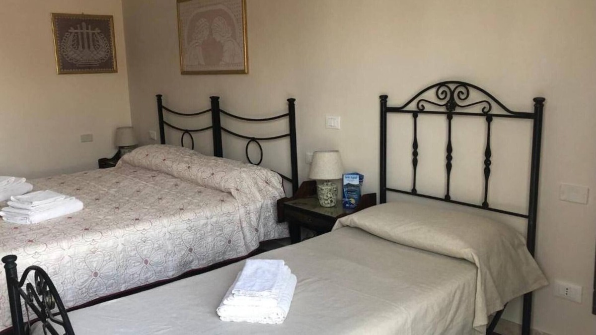 Rilievo Apartment | Room 'Azzarola' with Shared Garden, Wi-Fi and Air Conditioning