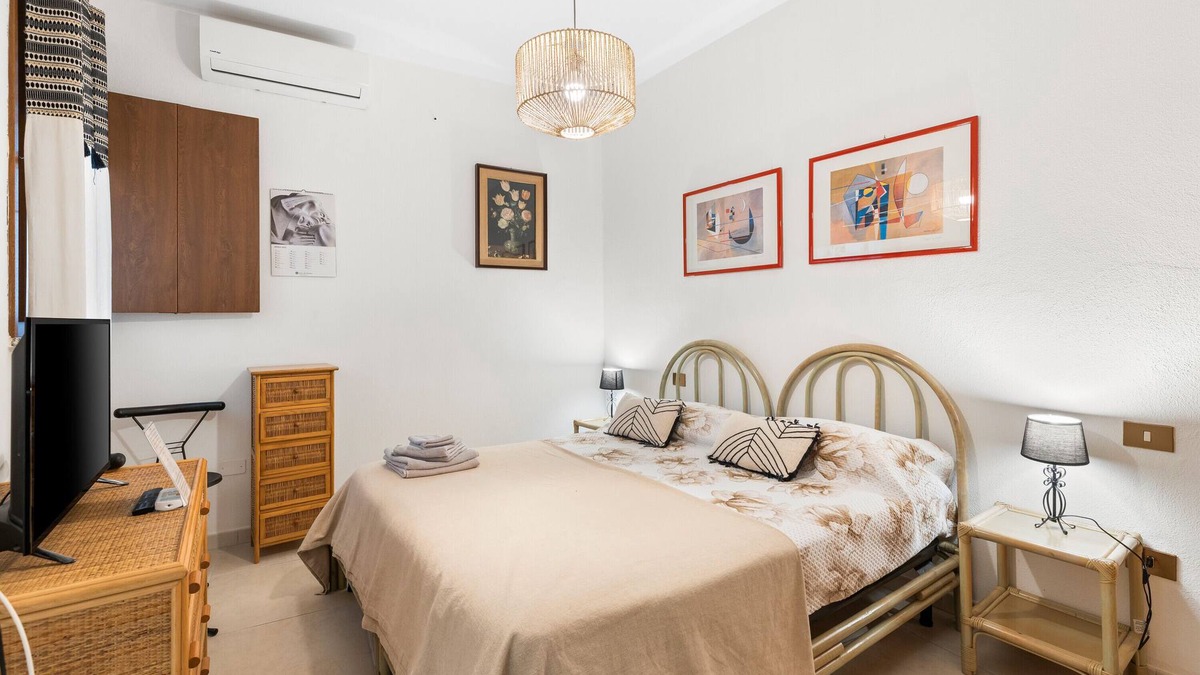 Oristano Historic Centre Apartment | Room 'Camera 2' with Wi-Fi and Air Conditioning