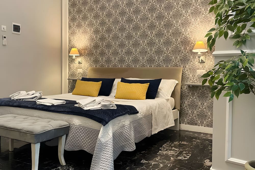 Messina Apartment | Room 'Camera Tripla' with Wi-Fi and Air Conditioning