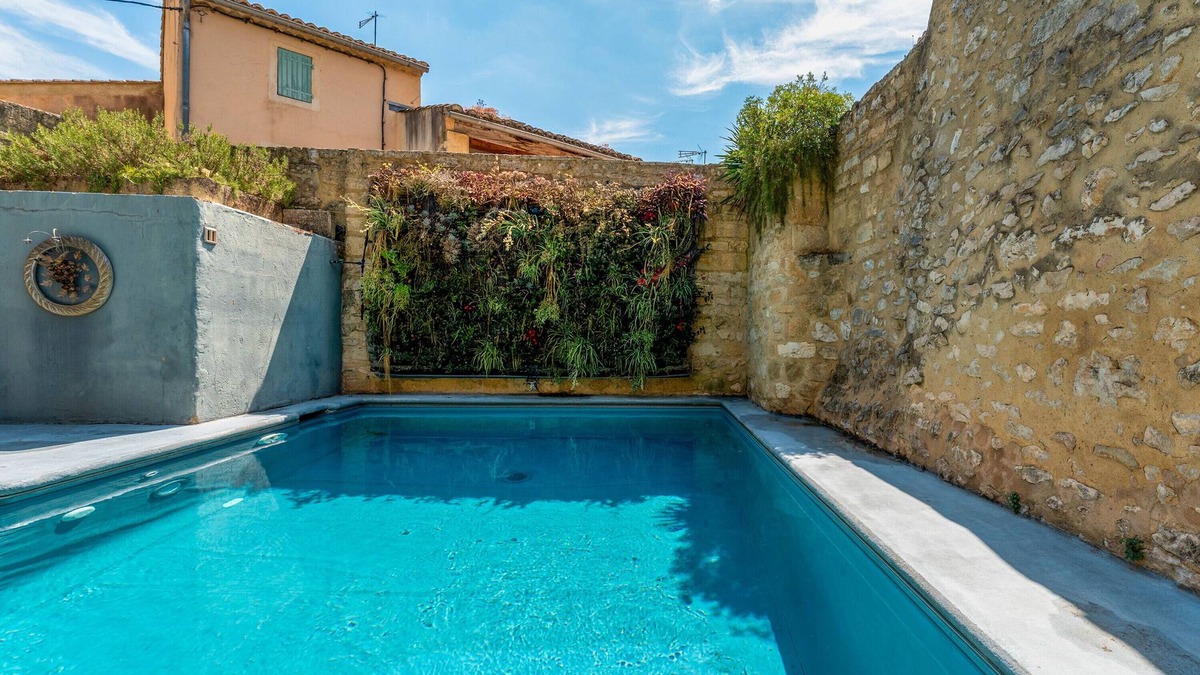 Collias Apartment | Room 'Chambre 11' with Shared Pool, Wi-Fi and Air Conditioning