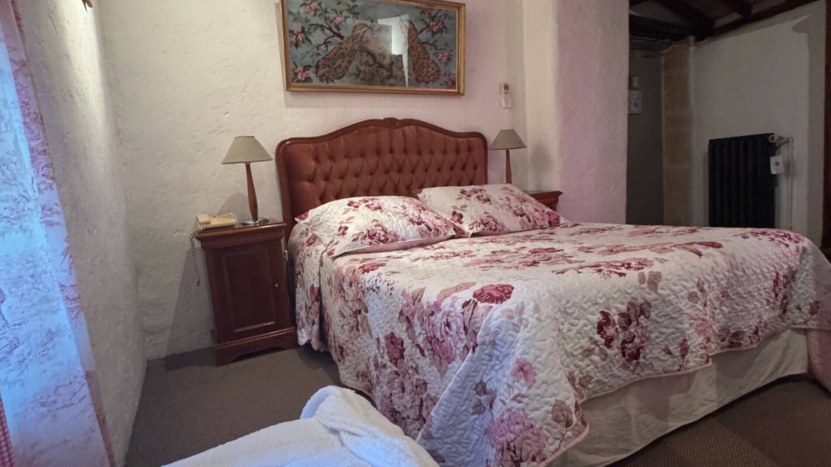 Collias Apartment | Room 'Chambre 21' with Shared Pool, Wi-Fi and Air Conditioning