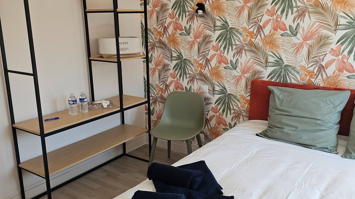 Salies-du-Salat Apartment | Room 'Chambre 7' with Shared Terrace, Wi-Fi and Air Conditioning