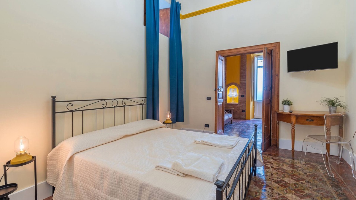 Santa Maria di Licodia Apartment | Room 'Civico 46 - Yellow' with Shared Terrace, Wi-Fi and Air Conditioning