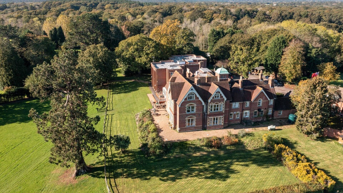 Cranleigh House | Room-comfortable and Spacious With Sceni
