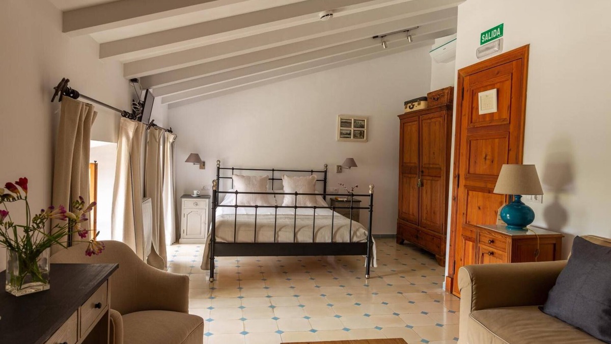Sa Cabaneta Apartment | Room 'Doble Deluxe' with Mountain View, Wi-Fi and Air Conditioning