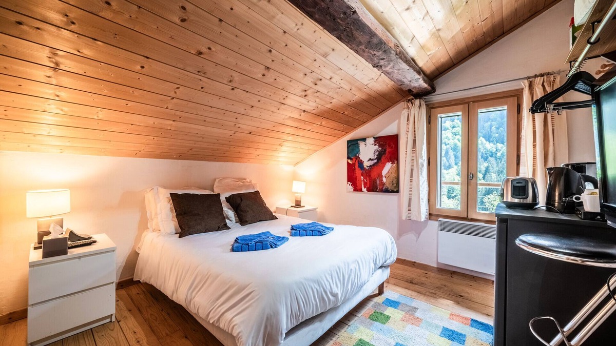 Saint-Jean-dʼAulps Apartment | Room 'Elisthur Chambre N°4' with Mountain View, Shared Terrace and Wi-Fi