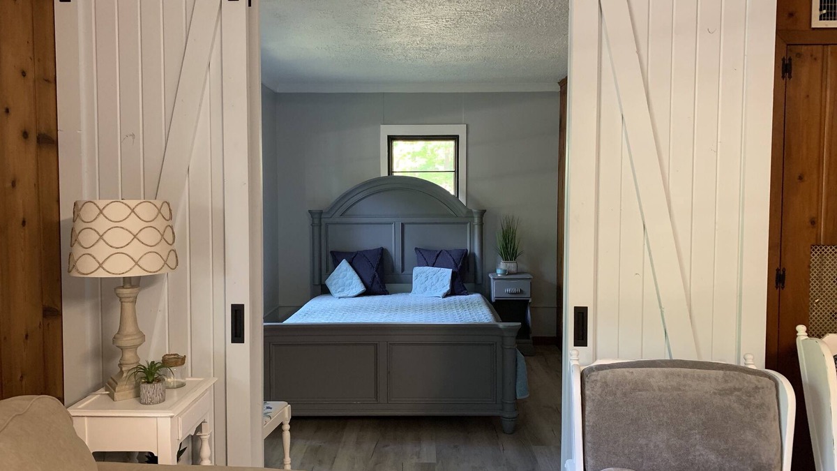 Higgins Lake Cottage | Room For All - Hilltop View Cottage