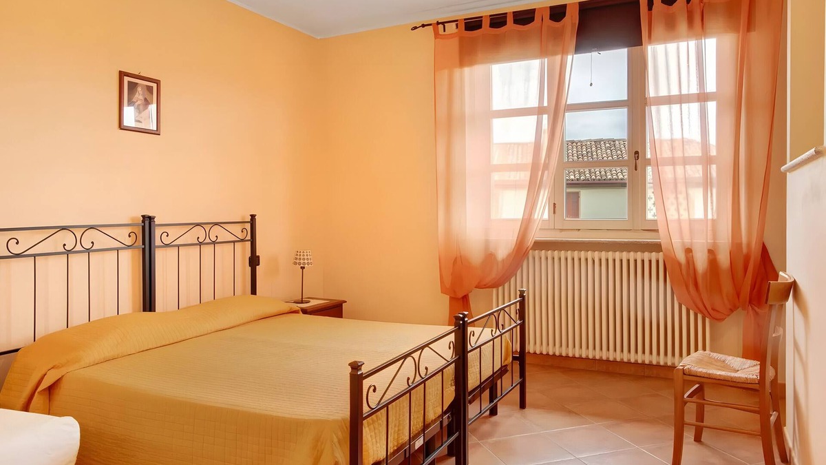 Costigliole d'Asti Apartment | Room 'Gallo' with Mountain View, Shared Pool and Wi-Fi
