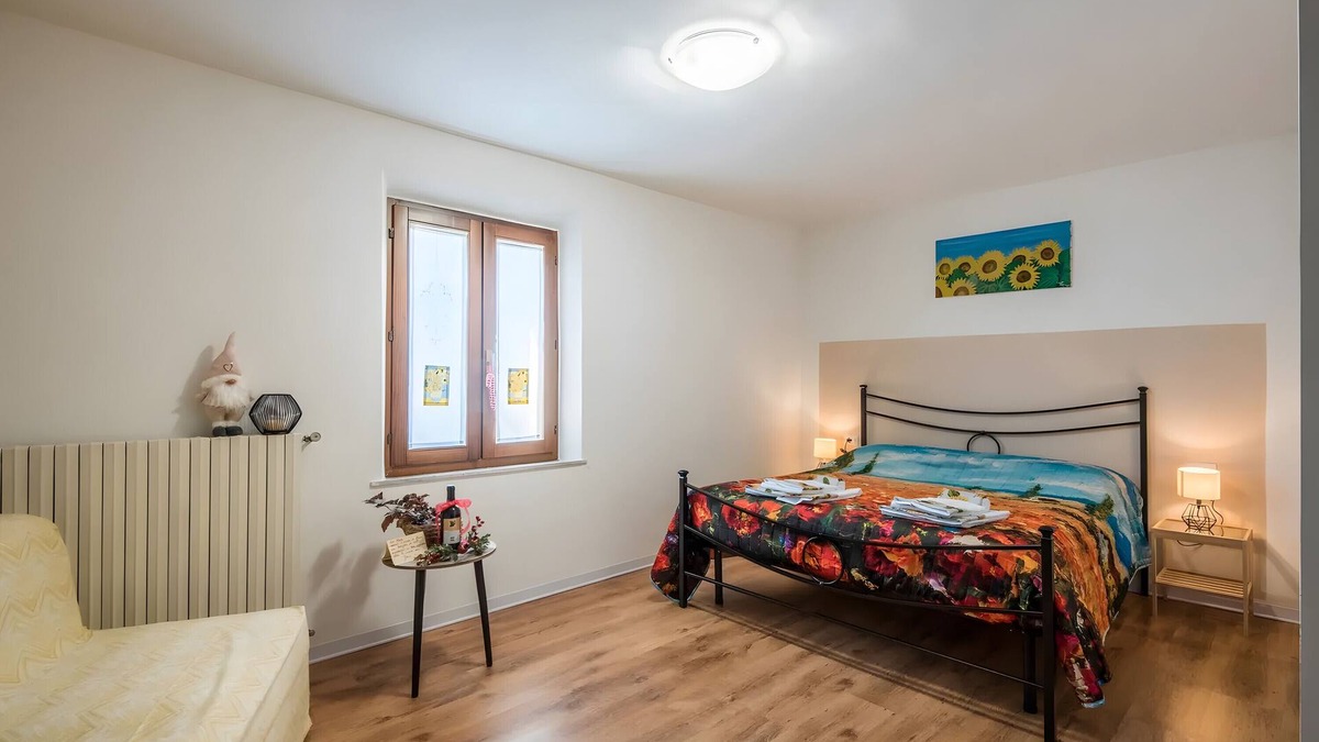 Buonconvento Apartment | Room 'Girasole' with Wi-Fi and Air Conditioning
