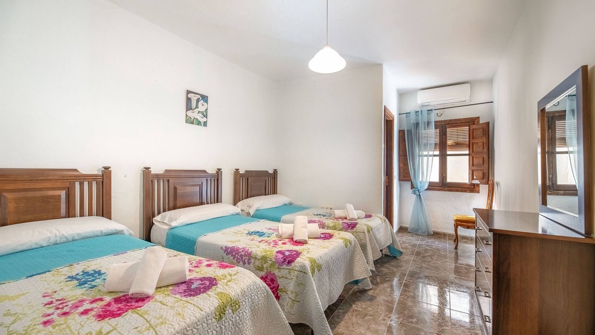 Guaro Apartment | Room 'Habitación 2' with Shared Terrace, Wi-Fi and Air Conditioning