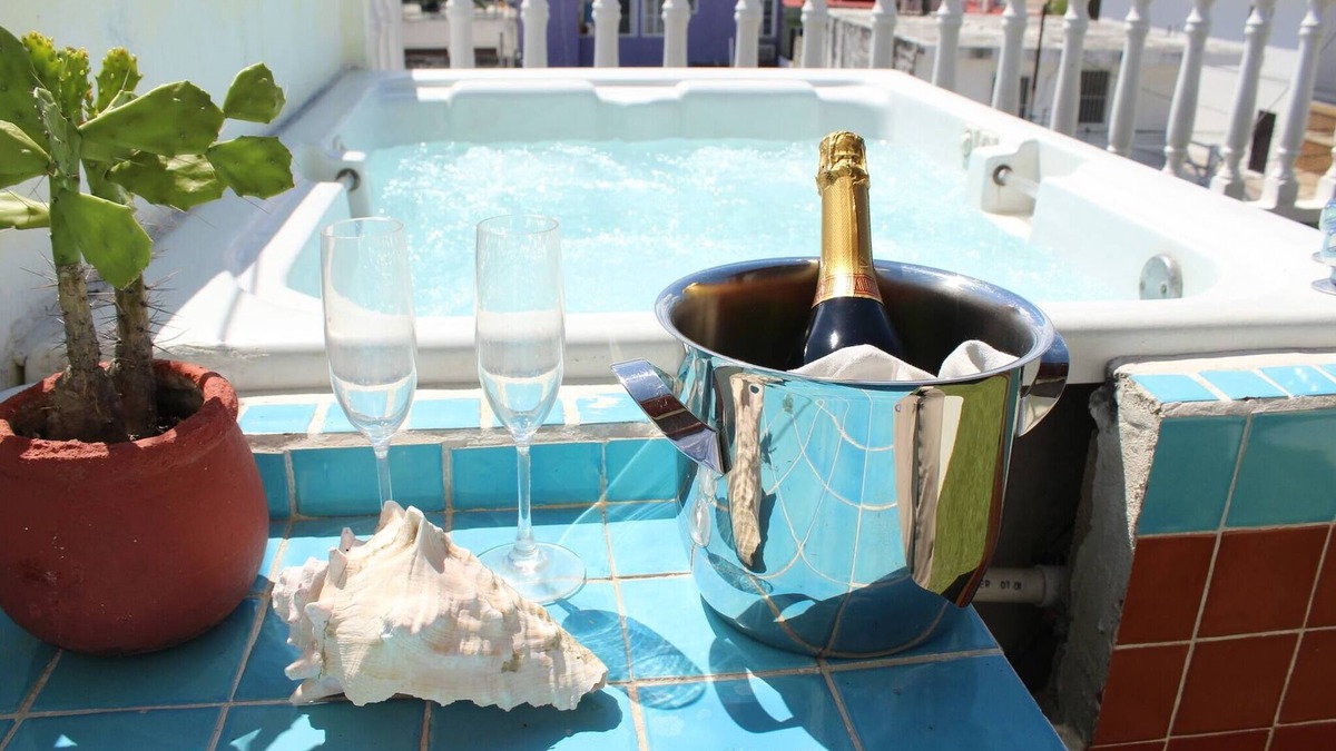 Downtown Cancun House | Room in B&B - Cancun Guest House 4 Terrace Tub