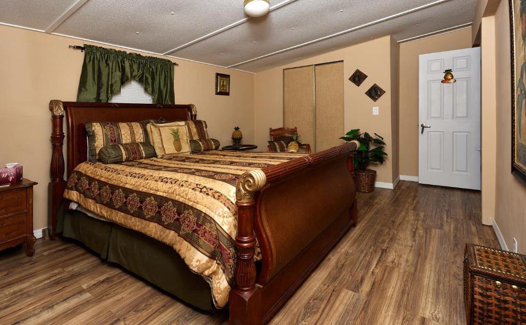 Homosassa House | Room in BB - Pleasant Days Bb Tropical Master Suite