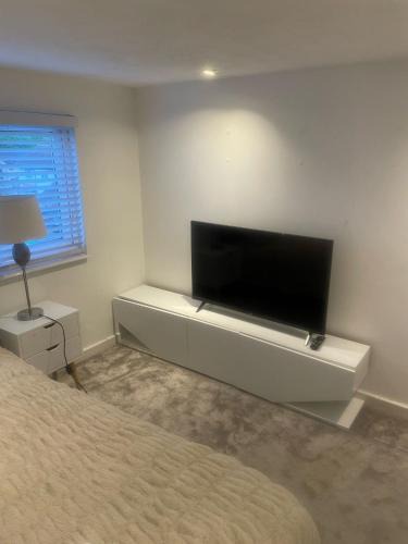 Waltham Cross House | Room in Cheshunt