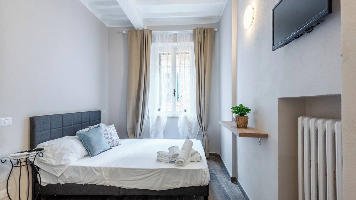 Ponte dʼArbia Apartment | Room 'L'arco Del Pellegrino' with Wi-Fi and Air Conditioning