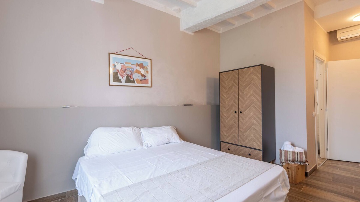 Ponte dʼArbia Apartment | Room 'L'arco Del Pellegrino' with Wi-Fi and Air Conditioning