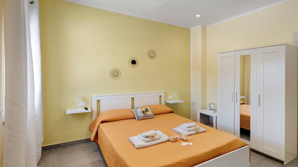 Capaccio-Paestum Apartment | Room 'La Fiesta' with Sea View, Wi-Fi and Air Conditioning