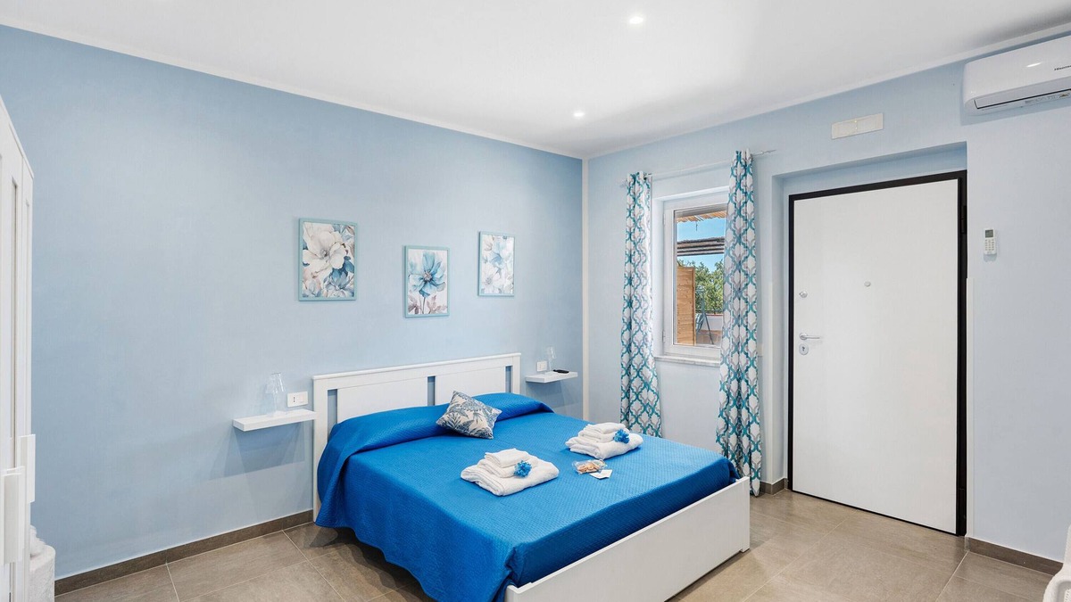 Capaccio-Paestum Apartment | Room 'La Fiesta' with Sea View, Wi-Fi and Air Conditioning