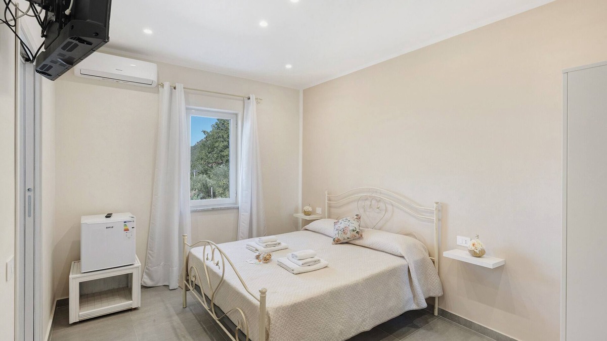 Capaccio-Paestum Apartment | Room 'La Fiesta' with Sea View, Wi-Fi and Air Conditioning