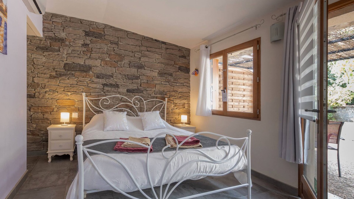 Saint Alban Auriolles Apartment | Room 'La Peireta' with Shared Pool, Wi-Fi and Air Conditioning