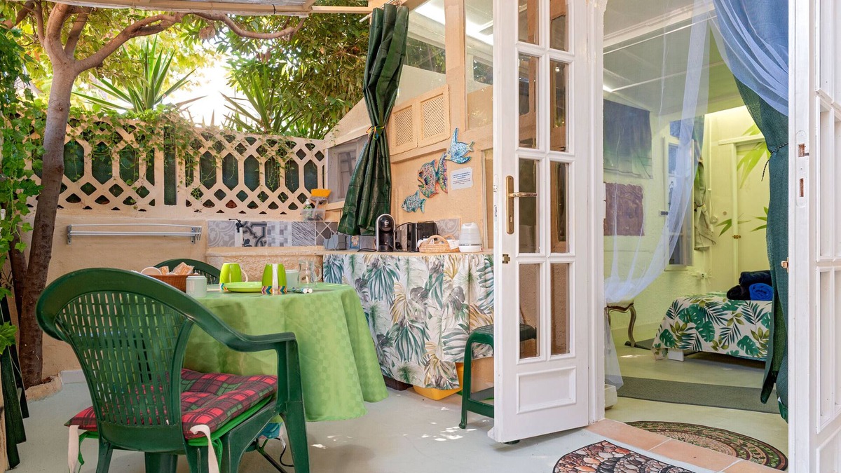 Vada Apartment | Room 'La Stanza Verde Degli Artisti' with Private Garden and Wi-Fi