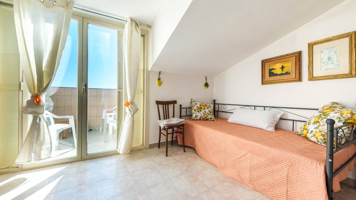 Motta Camastra Apartment | Room 'Lemon' with Mountain View, Shared Pool and Shared Terrace