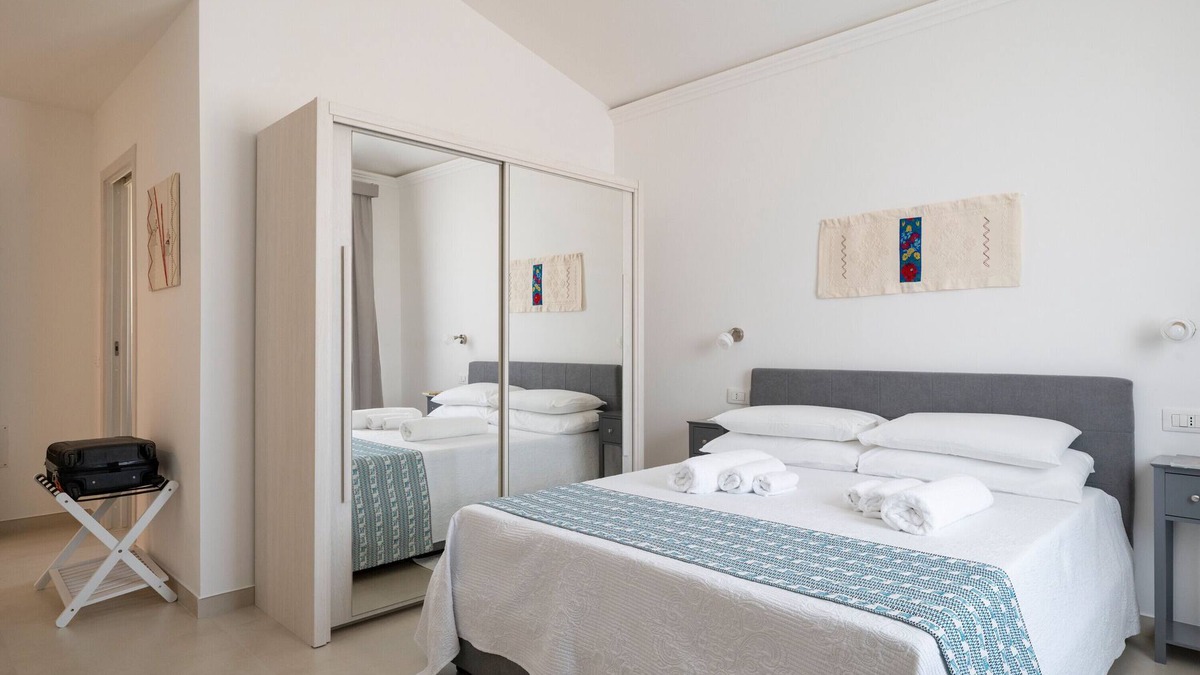 Lotzorai Apartment | Room 'Maria Lai' with Shared Terrace, Wi-Fi and Air Conditioning