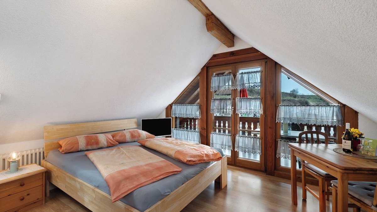 Kiechlinsbergen Apartment | Room 'Muskateller' with private balcony, Wi-Fi/incl. breakfast