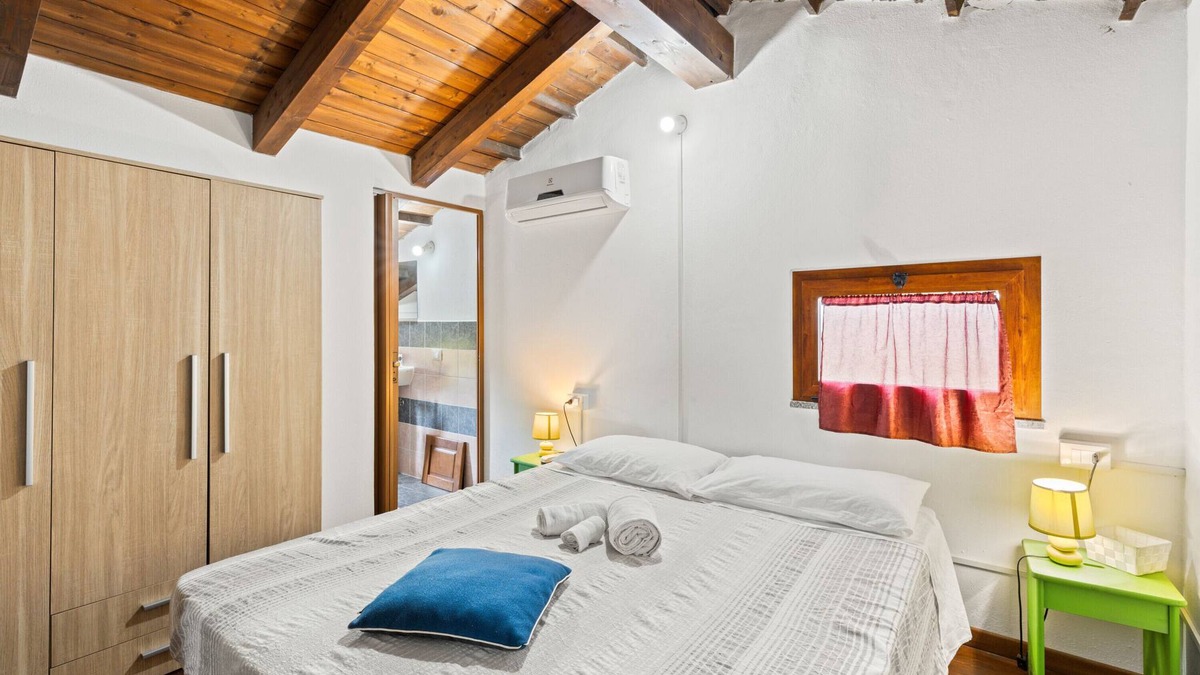 Massama Apartment | Room 'Nord' with Shared Terrace, Wi-Fi and Air Conditioning