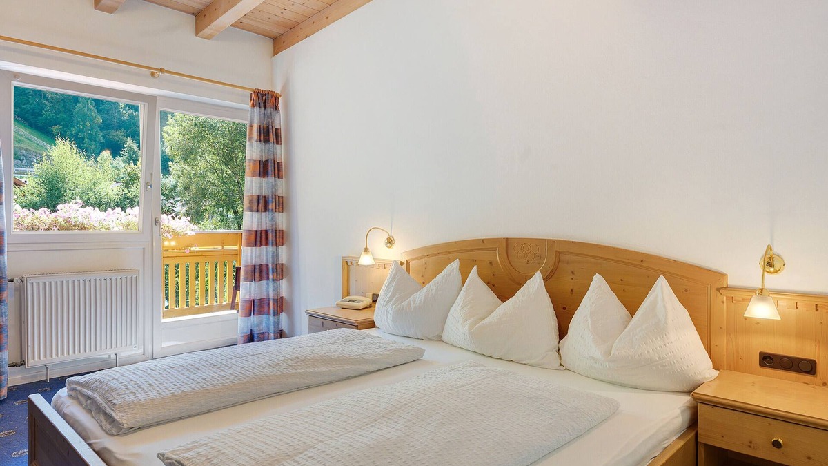 Sarntal Apartment | Room 'Olympia Zimmer 204' with Mountain View, Shared Garden and Wi-Fi