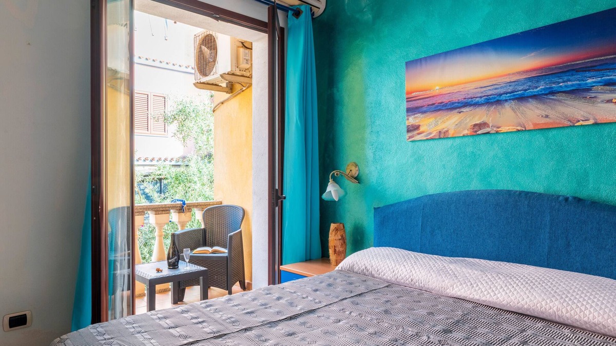 Bari Sardo Apartment | Room 'Orchidea' with Balcony, Wi-Fi and Air Conditioning