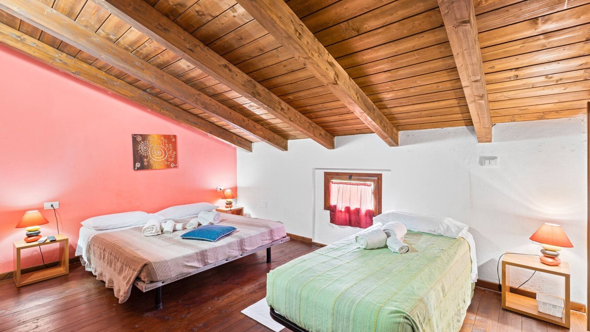 Massama Apartment | Room 'Ovest' with Shared Terrace, Wi-Fi and Air Conditioning