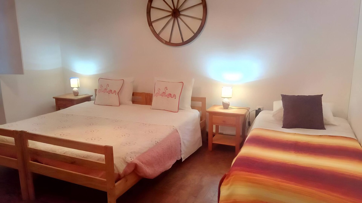 Corte do Pinto Apartment | Room 'Palmeira' with Shared Pool, Wi-Fi and Air Conditioning