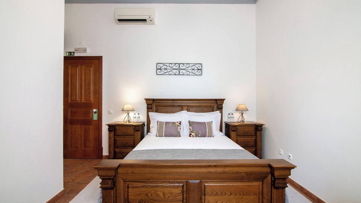Espirito Santo Apartment | Room 'Quarto Cinzento - Field View - With Patio' with Shared Pool, Wi-Fi and Air Conditioning