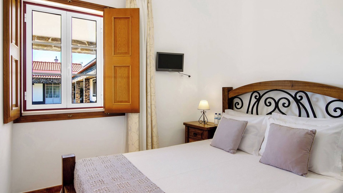 Espirito Santo Apartment | Room 'Quarto Roxo - Patio View' with Shared Pool, Wi-Fi and Air Conditioning