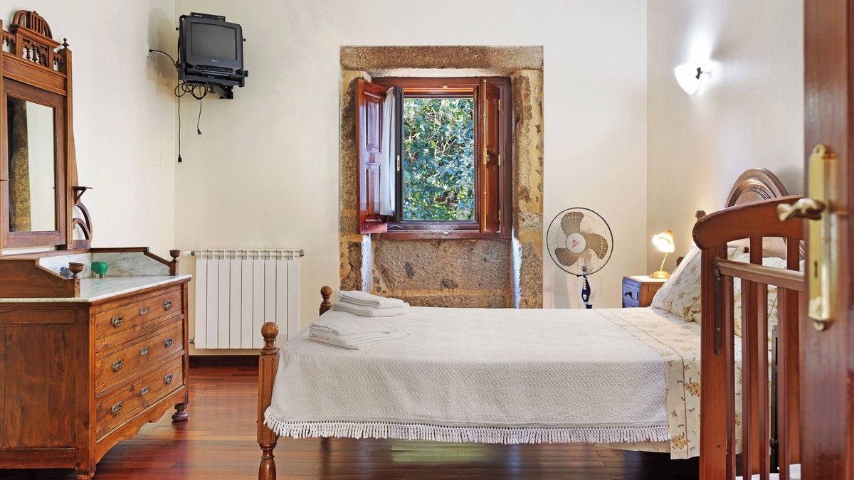 Amares Apartment | Room 'Quarto 3 - Quinta Da Ataíde' with Mountain View, Shared Pool and Wi-Fi