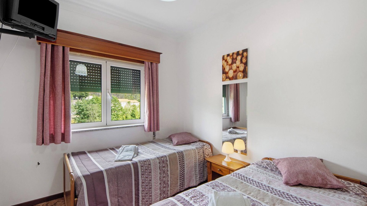 Castro Daire Apartment | Room 'Quarto 7 - Jorge Galinheiro' with Mountain View, Shared Garden and Wi-Fi