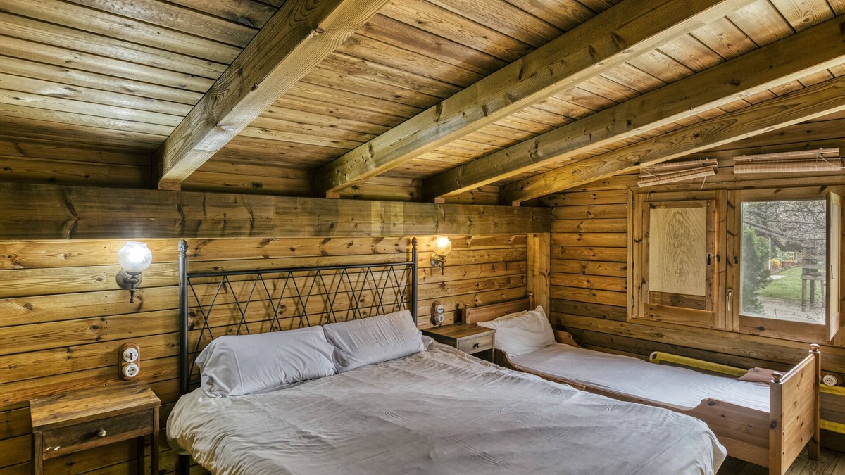 Pujals dels Pagesos Apartment | Room 'Rosa Dels Vents' with Shared Pool, Wi-Fi and Air Conditioning
