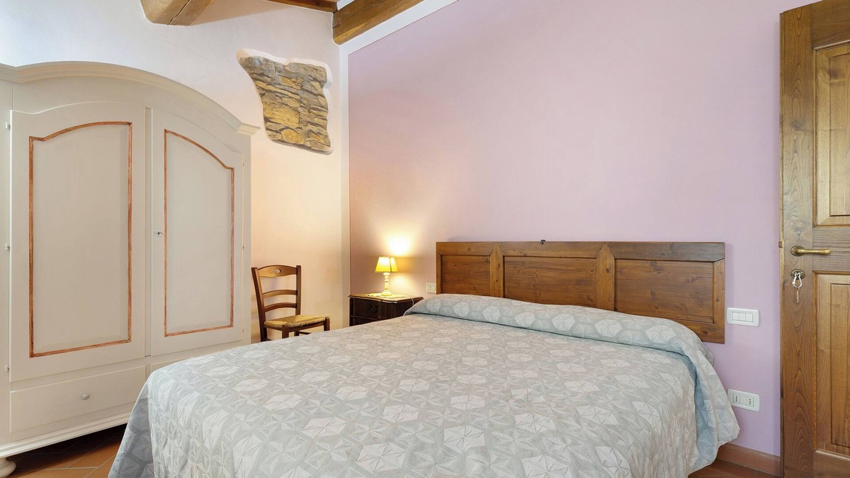 Montebonello Apartment | Room 'Rosa I Cipressi' with Shared Garden, Wi-Fi and Air Conditioning