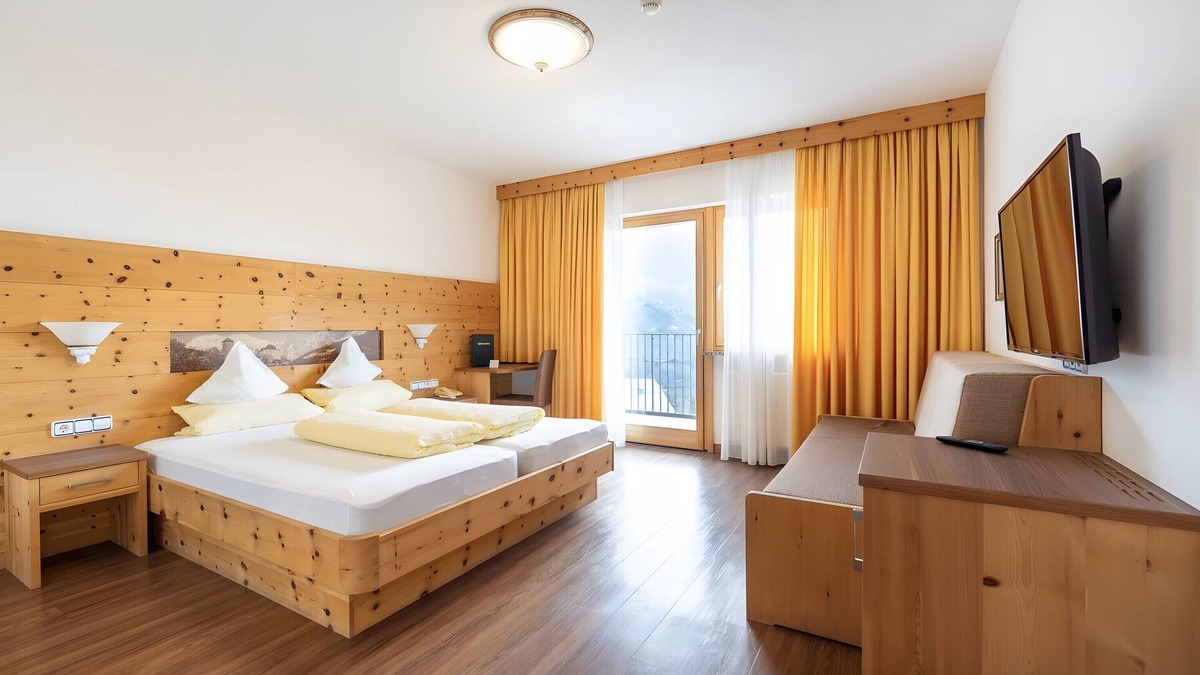 Tirolo Apartment | Room 'Silber Zimmer 2' with Mountain View, Wi-Fi and Air Conditioning