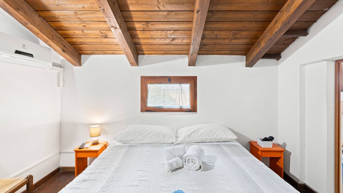 Massama Apartment | Room 'Sud' with Shared Terrace, Wi-Fi and Air Conditioning