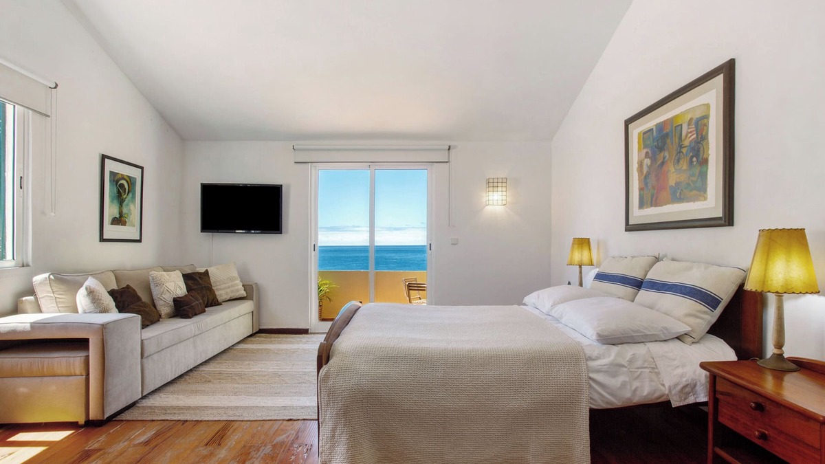 Jardim do Mar Apartment | Room 'Suite Bela Vigia 1' with Shared Pool, Shared Garden and Wi-Fi