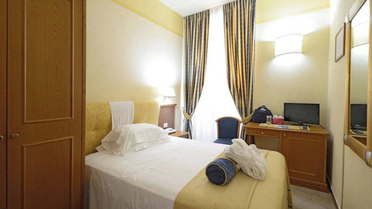 Bagni di Lucca Apartment | Room 'Tripla 1' with Shared Garden, Wi-Fi and Air Conditioning