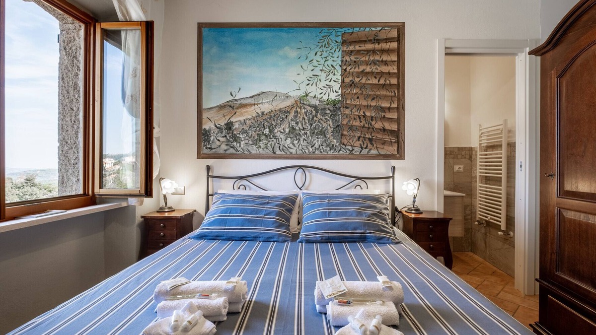 Castel del Piano Apartment | Room 'Ulivo' with Shared Terrace, Shared Garden and Wi-Fi