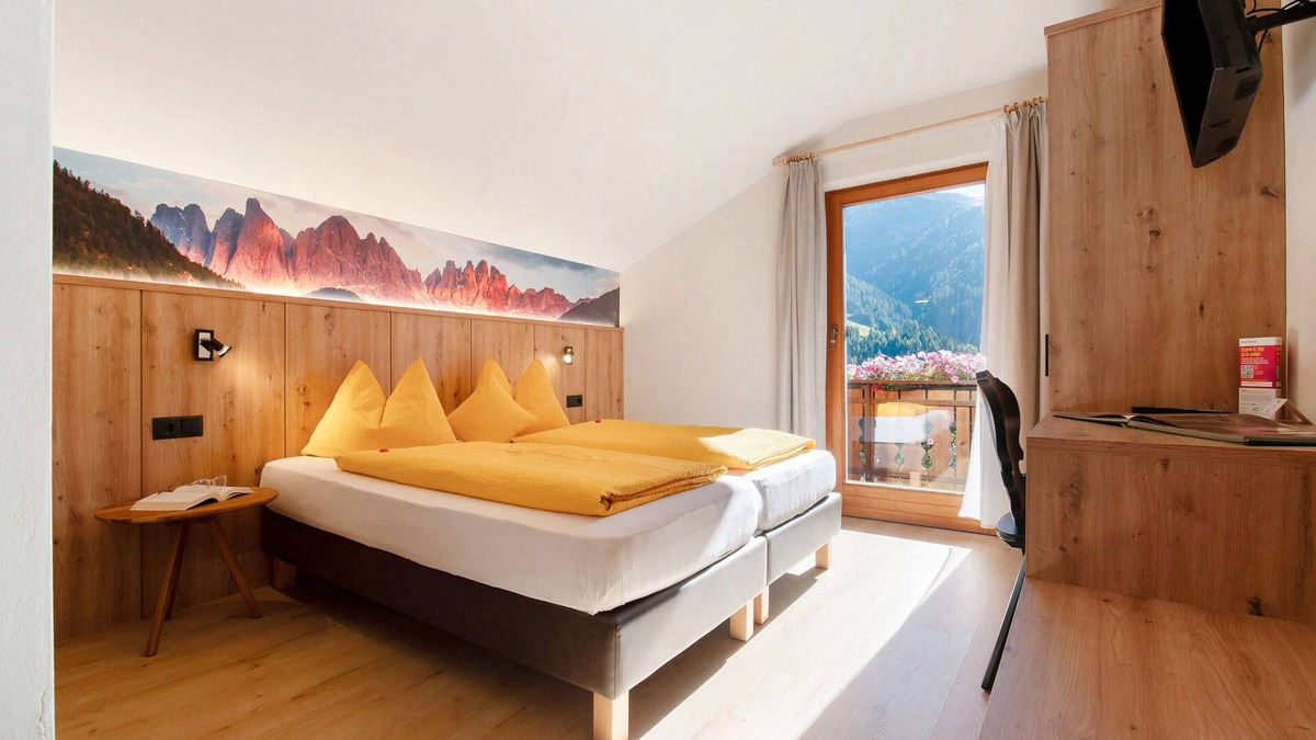 Villnoss Apartment | Room 'Veltierhof 6' with Mountain View, Private Terrace and Wi-Fi